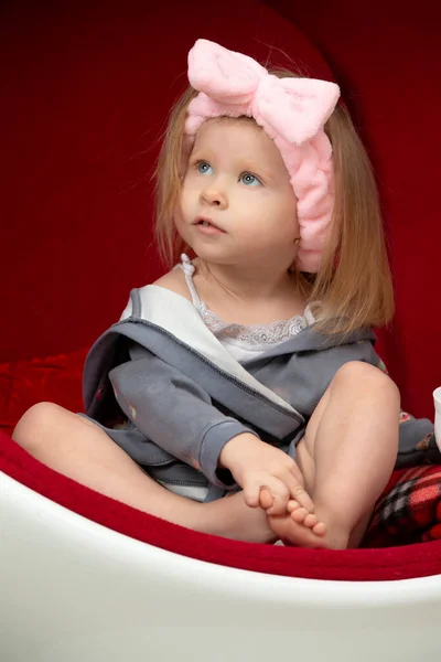 Criança Dois Anos Menina Casa Roupas Fundo Vermelho — Fotografia de Stock