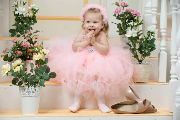 Zweijähriges Kind Ein Schönes Kleines Mädchen Einem Eleganten Rosa Kleid — Stockfoto