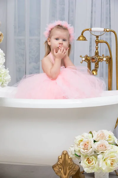 Una Niña Con Vestido Elegante Está Pie Baño — Foto de Stock