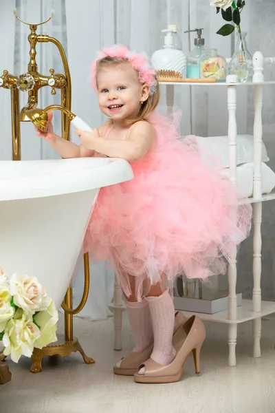 Zeki Pembe Topuklu Komik Bir Kız Banyoda Duruyor Gülüyor — Stok fotoğraf