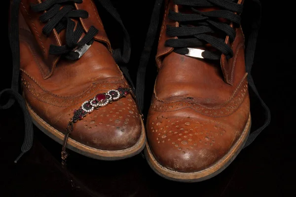 Pair Brown Vintage Leather Shoes Stone Bracelet Dark Background Beautiful — Stock Photo, Image