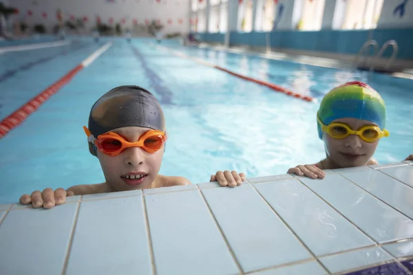 Garçon Bonnet Bain Lunettes Bain Dans Piscine Enfant Est Engagé — Photo