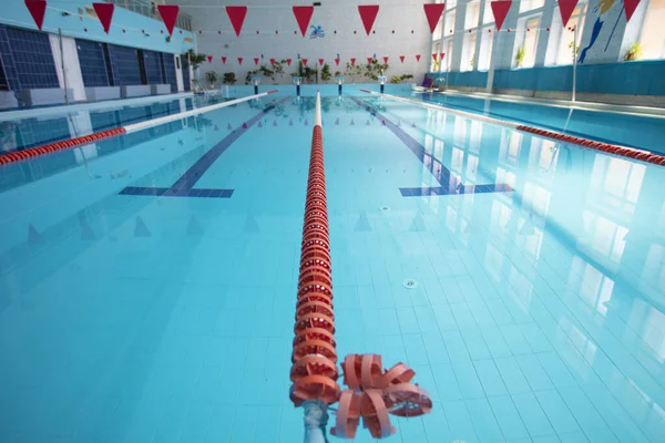 一个红色分隔道的空荡荡的体育游泳池 游泳池里的蓝色水 — 图库照片