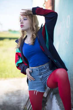 90 'ların tarzında güzel bir kız. Parlak elbiseli..