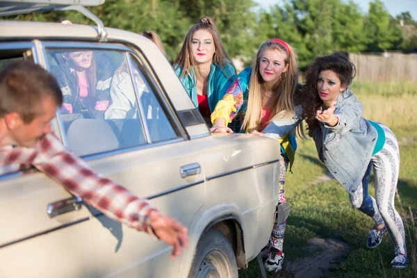 Młode Wesołe Dziewczyny Pchają Stary Samochód Kobiety Stylu Lat — Zdjęcie stockowe