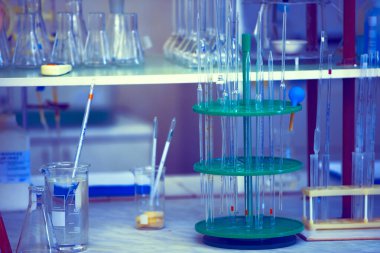 Aşı üretim laboratuarı. Kızılötesi radyasyonda kimyasal sıvı içeren cam mataralar..