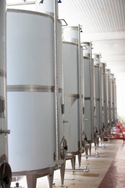 Şarap için endüstriyel metal tanklar alkollü içecekler üretimi için bir fabrikada.