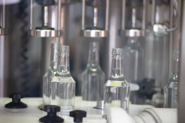 Una Fila Botellas Vidrio Una Cinta Transportadora Para Producción Bebidas — Foto de Stock