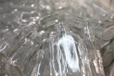 Cam ürünleri. İçmek için bir sürü cam şişe..