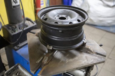 Tekerleğin sökülmesi. Araba sür. Lastik servisi.