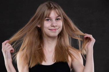 Cildinde sivilceleri olan güzel bir genç kız..