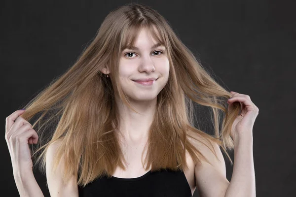 Beautiful Teenage Girl Loosened Her Hair Looks Smiles — Stock Photo, Image