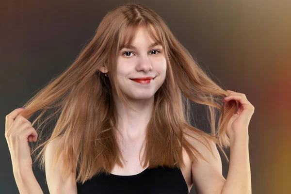 Vacker Tonåring Flicka Med Långt Hår Och Makeup Mörk Bakgrund — Stockfoto
