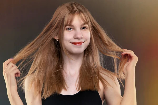 Bella Ragazza Adolescente Con Capelli Lunghi Trucco Uno Sfondo Scuro — Foto Stock