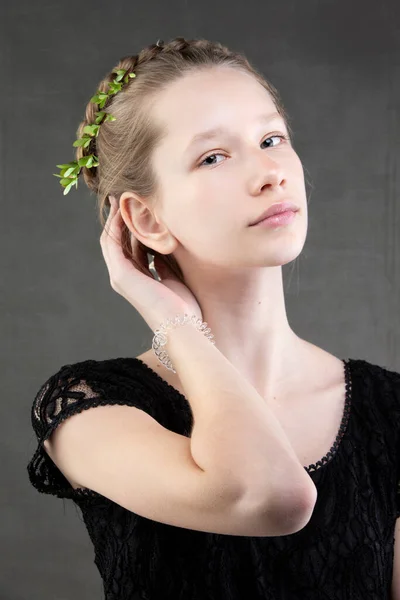 Uma Linda Adolescente Com Uma Trança Com Galho Verde Uma — Fotografia de Stock