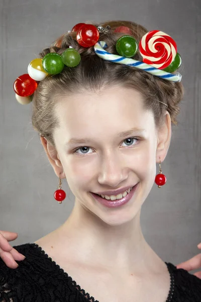 Portrait Une Adolescente Drôle Avec Une Couronne Bonbons Sur Tête — Photo