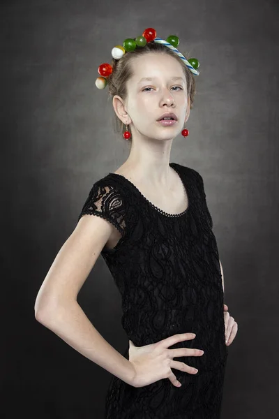 Uma Adolescente Engraçada Com Uma Coroa Doces Cabeça Baleada Fundo — Fotografia de Stock