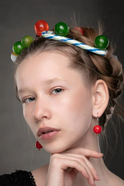 Portrét Legrační Dospívající Dívky Věncem Sladkostí Hlavě — Stock fotografie