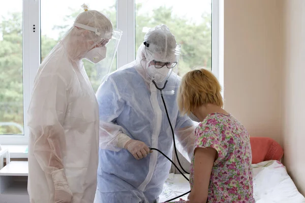 Białoruś Miasto Gomil Maja 2021 Szpital Mieście Lekarze Kombinezonach Ochronnych — Zdjęcie stockowe