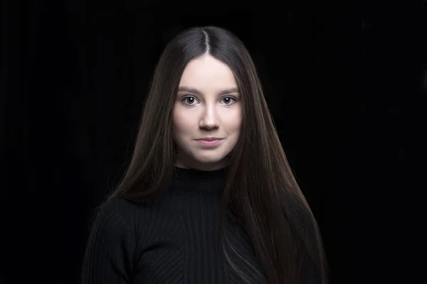 Vacker Flicka Med Mörkt Långt Hår Svart Bakgrund Sjuttonårig Kvinna — Stockfoto