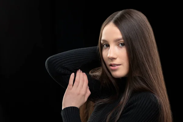 Mooi Jong Meisje Met Lang Recht Haar Een Donkere Achtergrond — Stockfoto