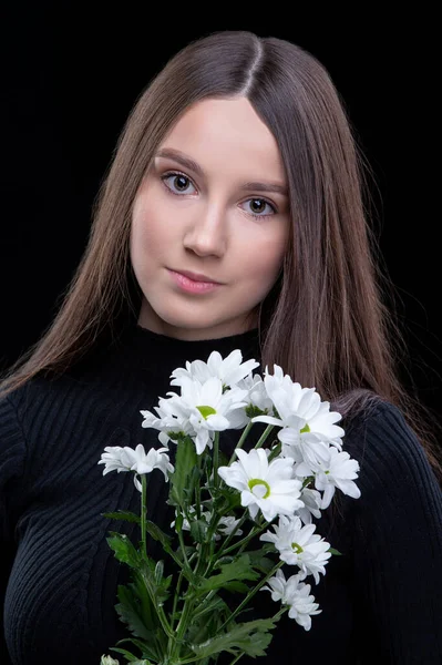 Beautiful Young Girl Natural Beauty Long Smooth Hair Holds Bouquet — Stock Photo, Image