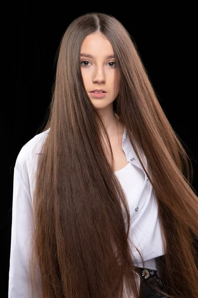 Retrato Vertical Uma Menina Bonita Com Cabelo Luxuoso Muito Longo — Fotografia de Stock