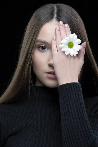 Krásná Dívka Přírodní Krásou Drží Bílou Květinu Oka Mladá Dívka — Stock fotografie