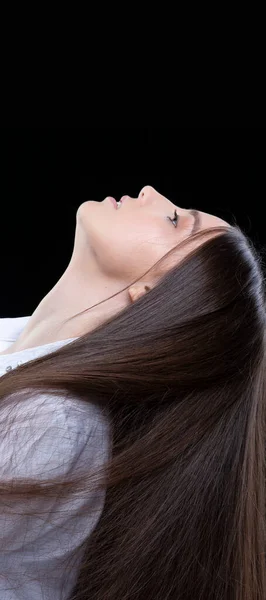 Mooie Brunette Met Lang Haar Profiel Kijkt Een Zwarte Achtergrond — Stockfoto