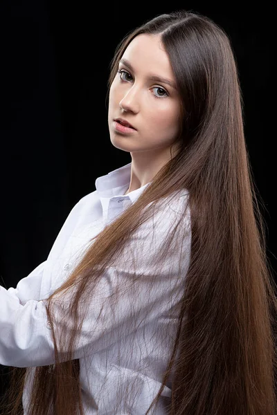 Όμορφη Νεαρή Κοπέλα Μακριά Ίσια Μαλλιά Λευκό Πουκάμισο Ποζάροντας Στο — Φωτογραφία Αρχείου