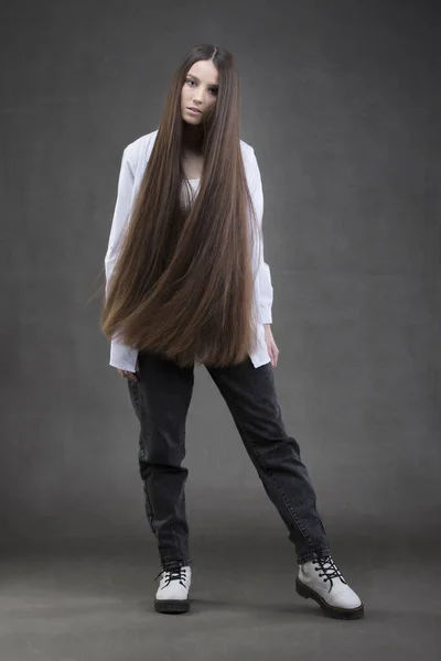 Красивая Девушка Длинными Волосами Полный Рост Светлом Фоне — стоковое фото