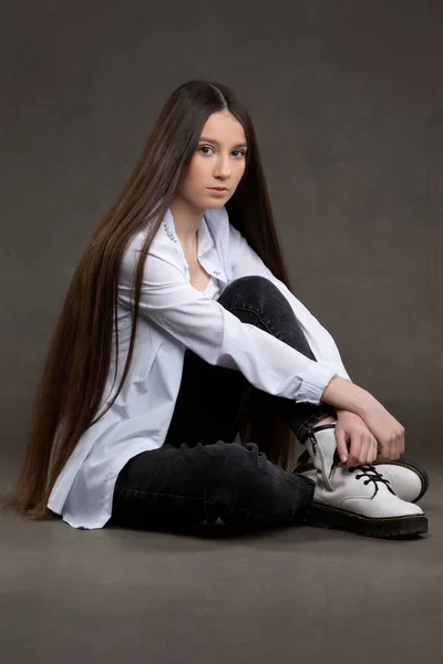 Beautiful Brunette Girl Very Long Hair Gray Background — Stock Photo, Image