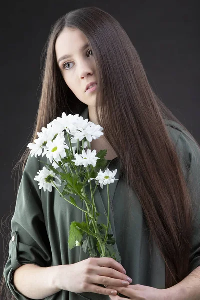 Een Mooi Jong Meisje Met Natuurlijke Schoonheid Met Lang Glad — Stockfoto