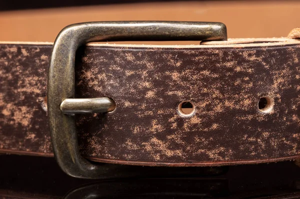 Ceinture Cuir Marron Avec Des Éraflures Une Boucle Métallique Sur — Photo