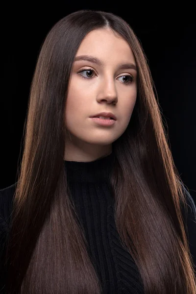 Beautiful Young Girl Long Straight Hair Dark Background Does Look — Stock Photo, Image