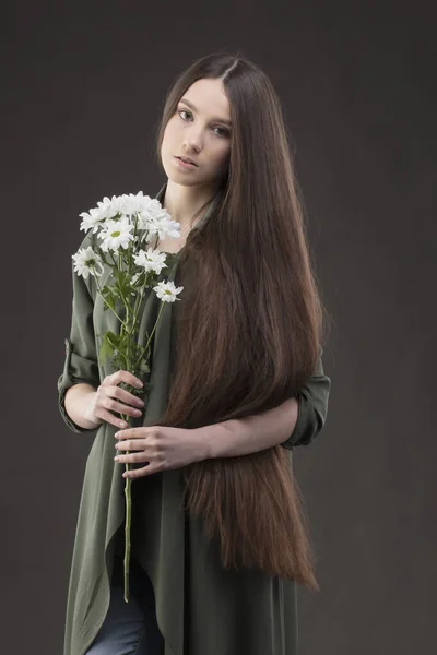 Een Mooi Jong Meisje Met Natuurlijke Schoonheid Met Lang Glad — Stockfoto