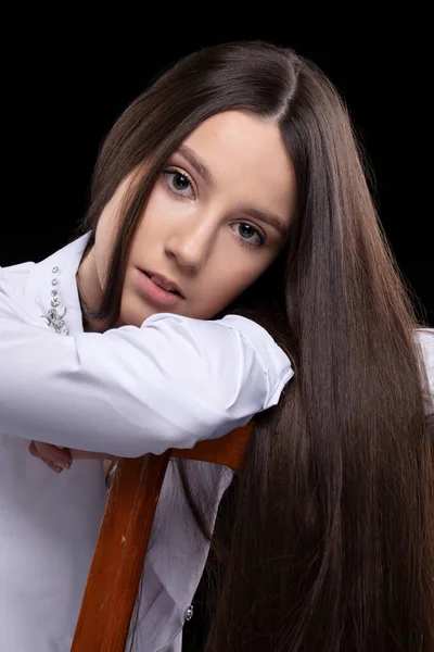 Mooi Brunette Meisje Met Lang Recht Haar Gekleed Een Wit — Stockfoto