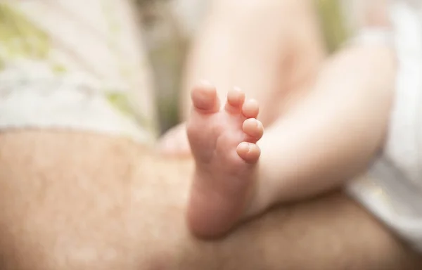 Piccolo Piede Bambini Con Dita Divertenti Nelle Mani Maschili Primo — Foto Stock
