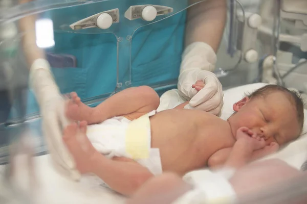 Mani Del Medico Guanti Gomma Tengono Piccole Dita Neonato Che — Foto Stock