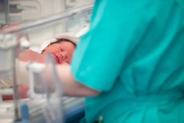 Doktorovy Ruce Gumových Rukavicích Drží Hlavu Novorozence Který Leží Lékařské — Stock fotografie