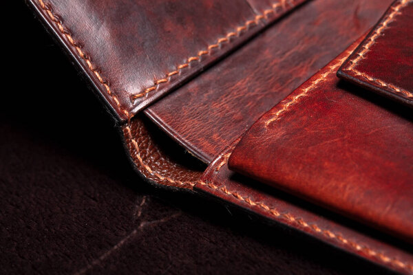 Часть коричневого кошелька или кошелька крупным планом.