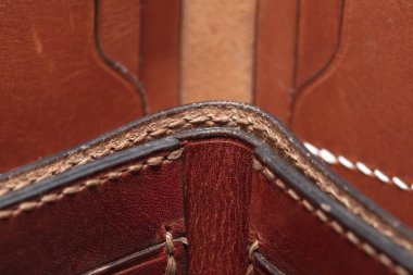 Kahverengi deri bir cüzdan ya da yakın plan bir çanta parçası..