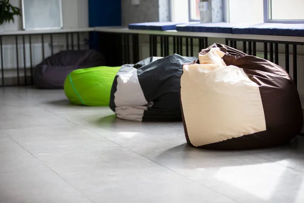 Lugar Descanso Trabajo Una Fila Sillas Dispersas Múltiples Colores Una — Foto de Stock