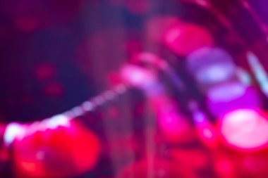 Bokeh benekleri ile mor-pembe bulanık arkaplan.