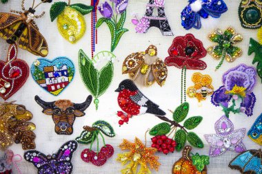 Güzel çeşitli ve çok renkli el yapımı broşlar..