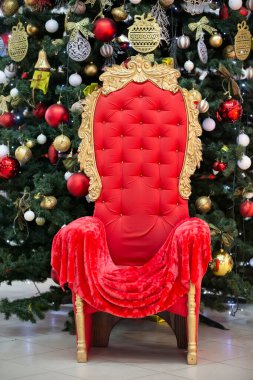 Noel Baba 'nın kırmızı sandalyesi Noel ağacının yanında..