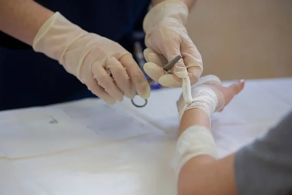 Läkaren Binder Patientens Hand Med Ett Medicinskt Bandage — Stockfoto