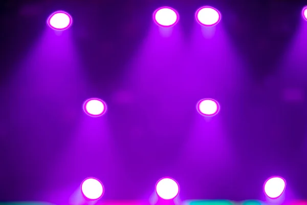 Фиолетовый Фон Белыми Прожекторами Цветной Полосой — стоковое фото