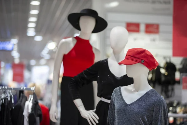 商店里的一群人体模特 三个穿着时髦衣服的女人 服装销售概念 — 图库照片