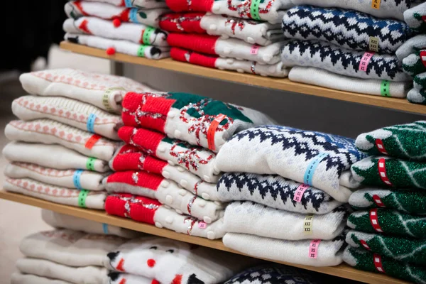 Hay Montones Suéteres Punto Con Patrón Navidad Estante Tienda Venta — Foto de Stock
